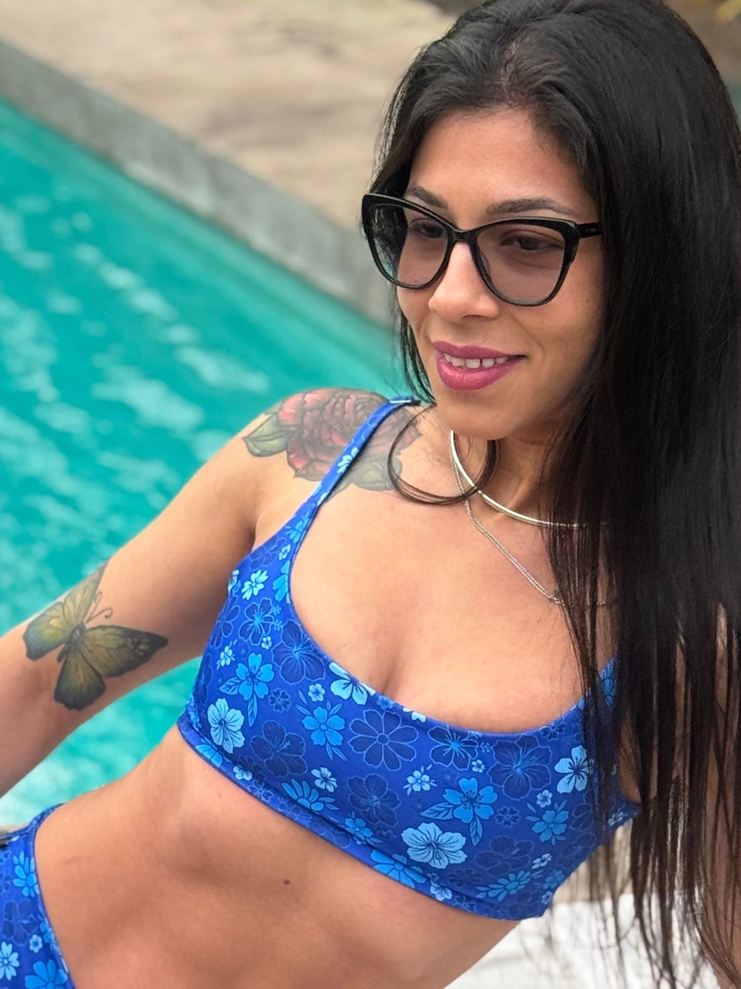 Top Sara: FLOWERS BLUE